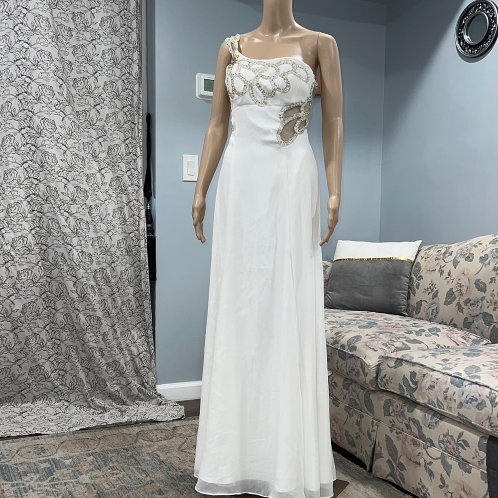 (NWOT) MASQUERADE PARTY ONE SHOULDER WHITE DRESS